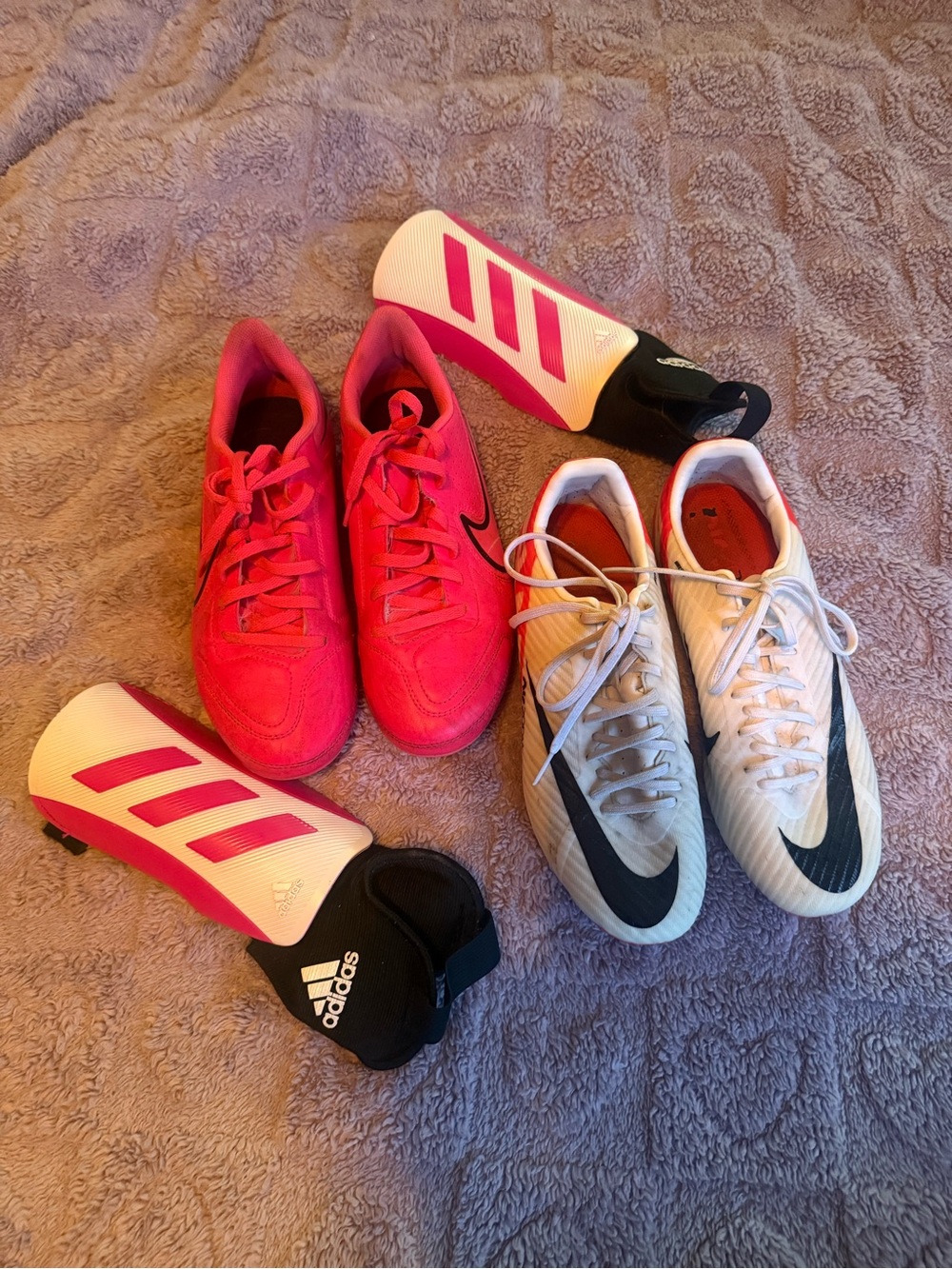 Set of 2 Nike Kids Women’s Soccer Cleats with Shin Guards 5.5Y & 6.5 GUC